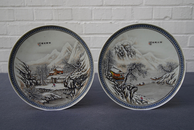 Een paar Chinese polychrome schotels met winterlandschapsdecor, Republiek, 20e eeuw